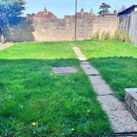 Lush House Close To Ashford Town Centre With Driveway Экстерьер фото