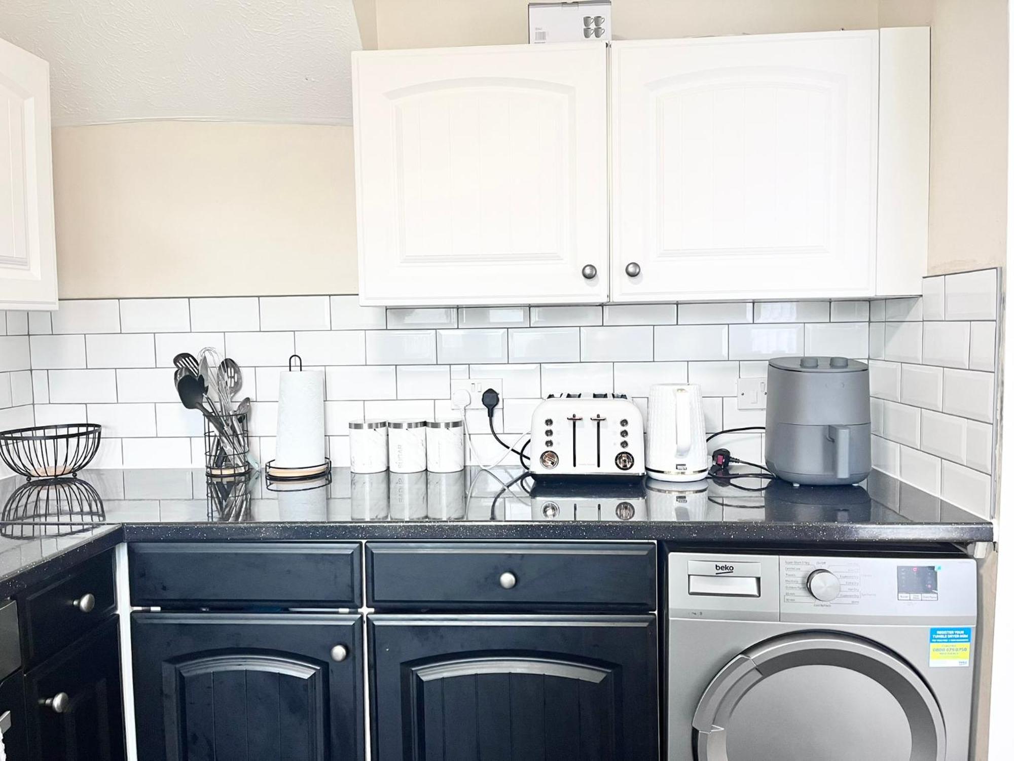 Lush House Close To Ashford Town Centre With Driveway Экстерьер фото