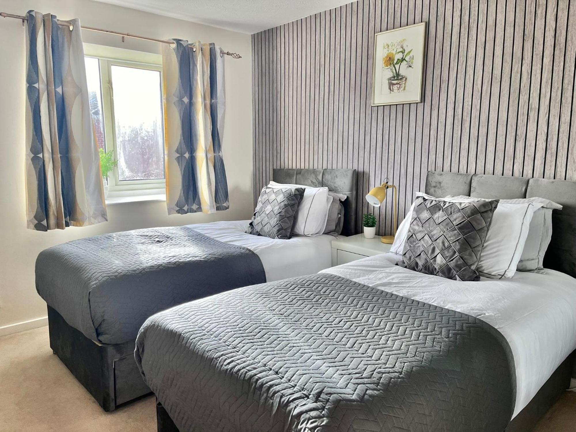 Lush House Close To Ashford Town Centre With Driveway Экстерьер фото