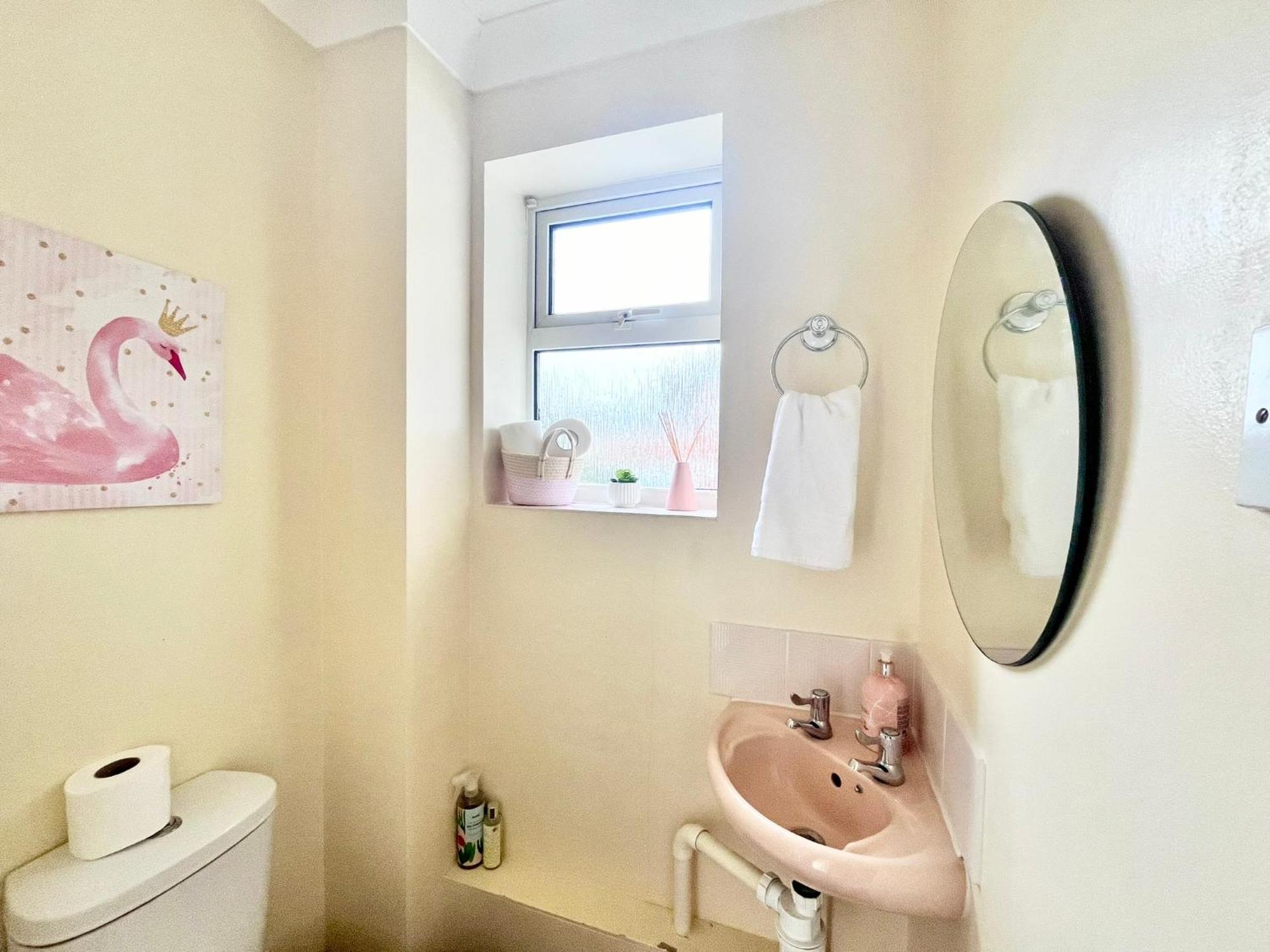 Lush House Close To Ashford Town Centre With Driveway Экстерьер фото