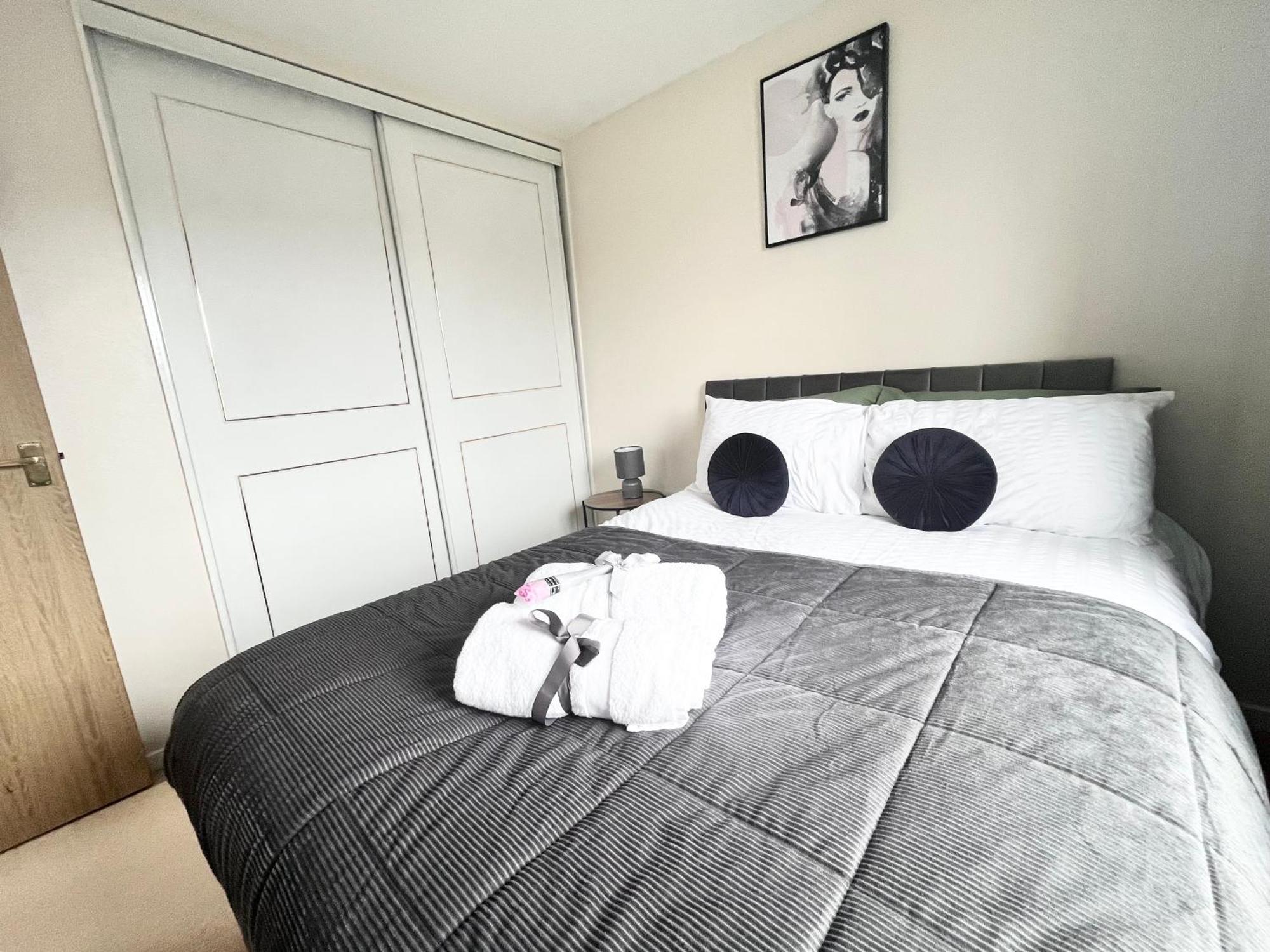 Lush House Close To Ashford Town Centre With Driveway Экстерьер фото
