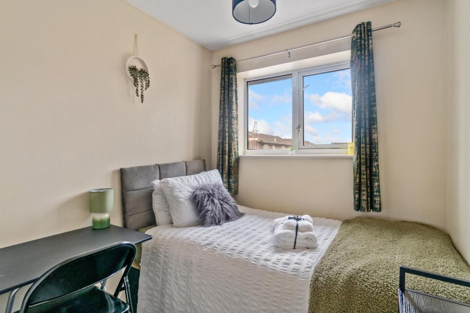 Lush House Close To Ashford Town Centre With Driveway Экстерьер фото