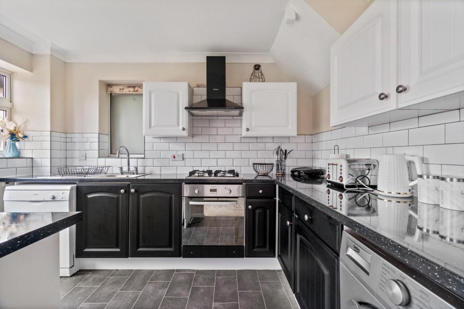 Lush House Close To Ashford Town Centre With Driveway Экстерьер фото