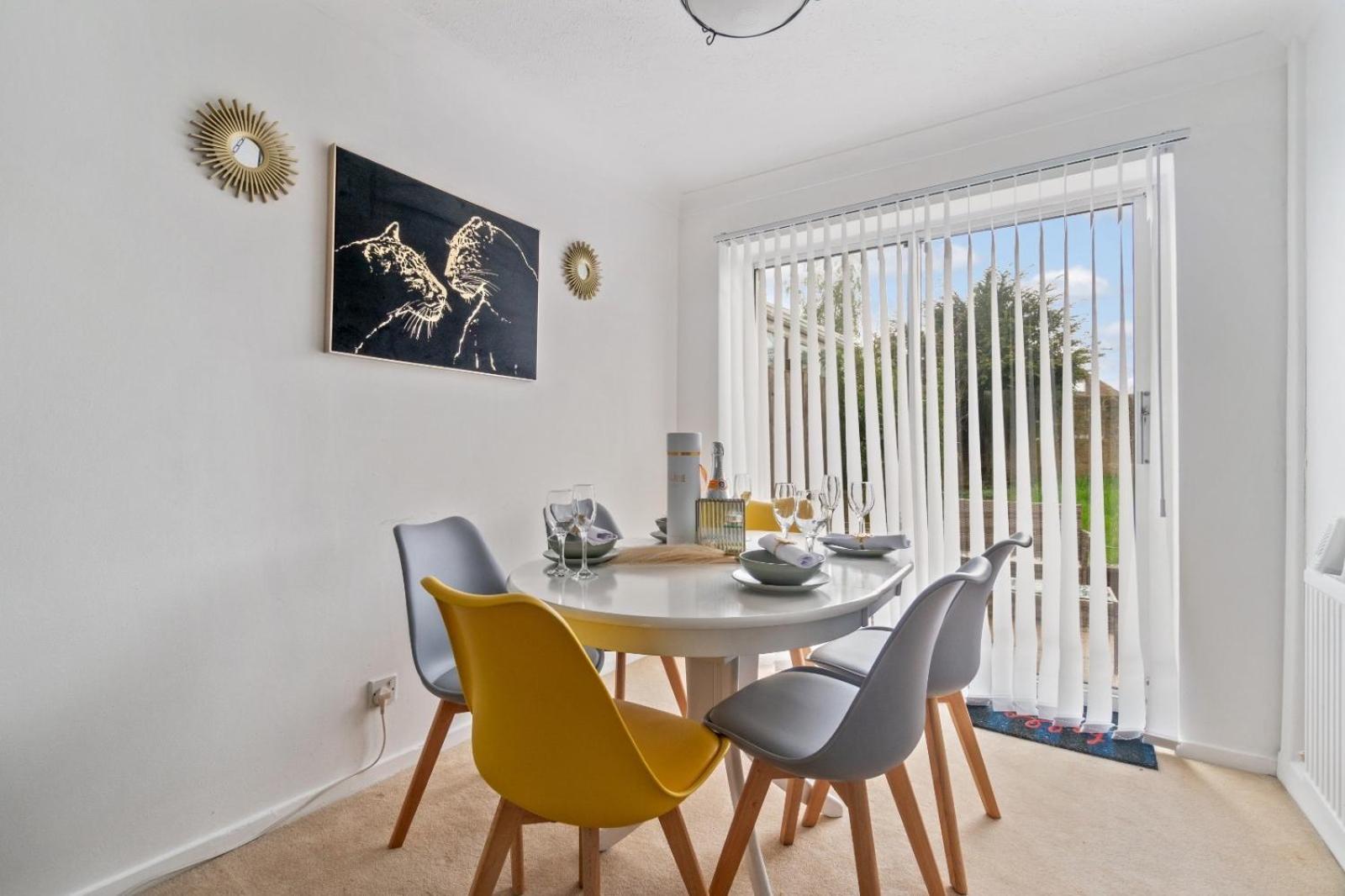 Lush House Close To Ashford Town Centre With Driveway Экстерьер фото